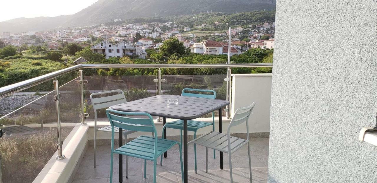 Apartmani Suncokreti - Sunflower Apartments Bar Exterior photo